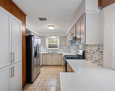 8110 Bob White Drive - Photo Thumbnail 5