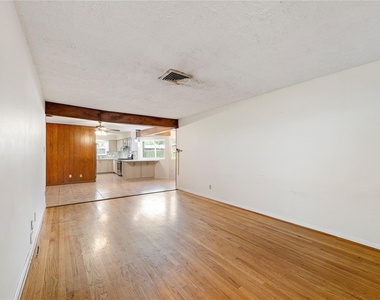 8110 Bob White Drive - Photo Thumbnail 3