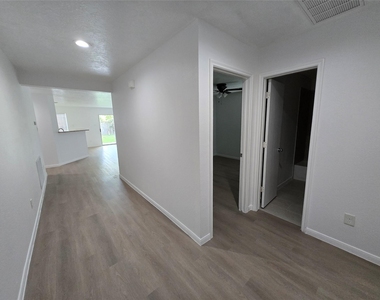 427 Remington Heights Drive - Photo Thumbnail 10