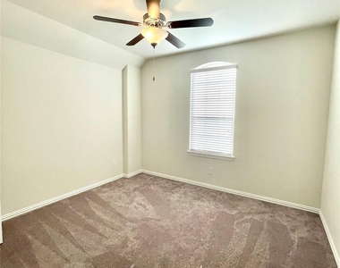 1915 Orchard Berry Lane - Photo Thumbnail 29