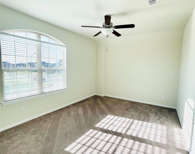 1915 Orchard Berry Lane - Photo Thumbnail 31