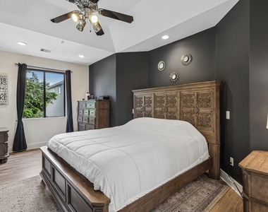 2305 Camden Drive - Photo Thumbnail 16