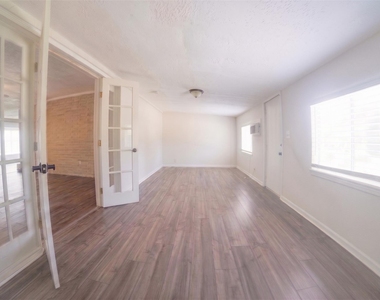 4904 Meadow Lark Lane - Photo Thumbnail 16