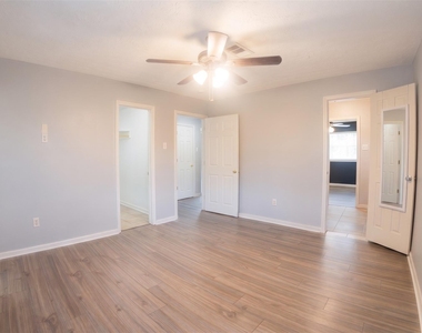 4904 Meadow Lark Lane - Photo Thumbnail 13