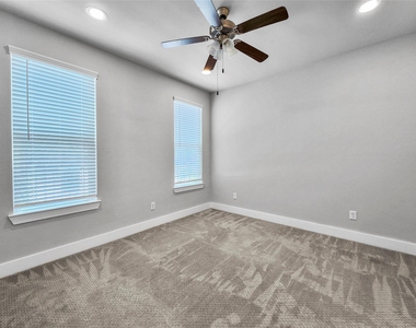 910 W 35th Street - Photo Thumbnail 11