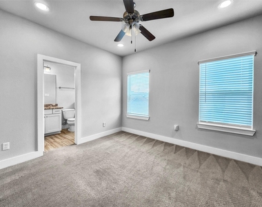 910 W 35th Street - Photo Thumbnail 9