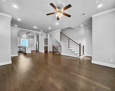 910 W 35th Street - Photo Thumbnail 2
