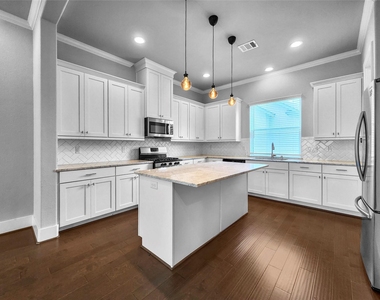 910 W 35th Street - Photo Thumbnail 5