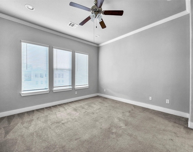 910 W 35th Street - Photo Thumbnail 7
