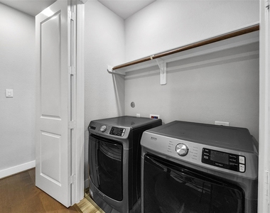 910 W 35th Street - Photo Thumbnail 6