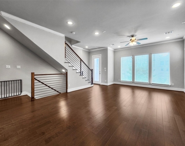 910 W 35th Street - Photo Thumbnail 4