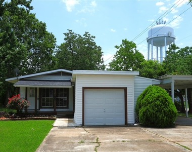 302 Circle Way - Photo Thumbnail 1