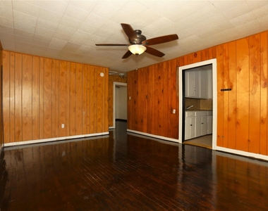 302 Circle Way - Photo Thumbnail 3