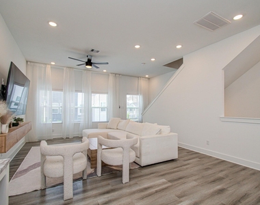 8325 Springwood Creek Lane - Photo Thumbnail 12