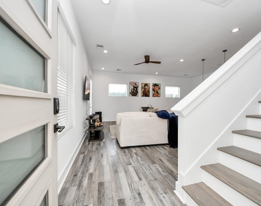 1066 Mansfield Street - Photo Thumbnail 5