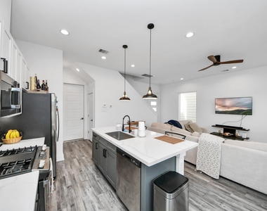 1066 Mansfield Street - Photo Thumbnail 15