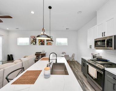 1066 Mansfield Street - Photo Thumbnail 14