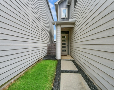 1066 Mansfield Street - Photo Thumbnail 4