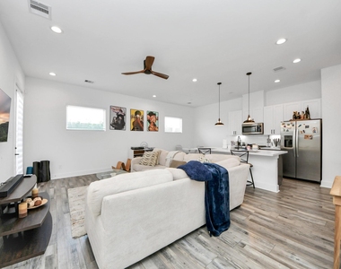 1066 Mansfield Street - Photo Thumbnail 6