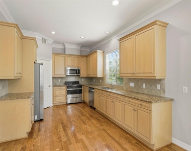 822 Stuart Street - Photo Thumbnail 10