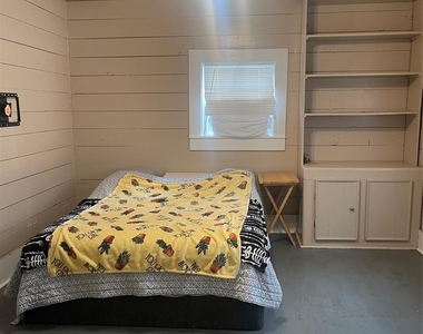 707 Avenue J - Photo Thumbnail 9