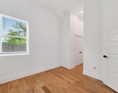 1936 Laverne Street - Photo Thumbnail 13