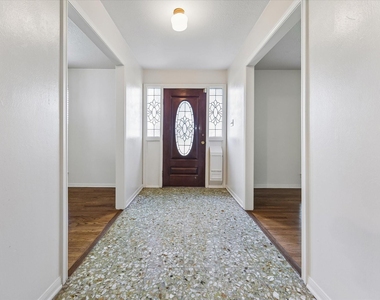 3232 Parkwood Drive - Photo Thumbnail 2