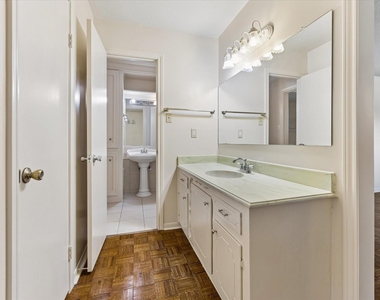 3232 Parkwood Drive - Photo Thumbnail 14