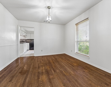 3232 Parkwood Drive - Photo Thumbnail 4