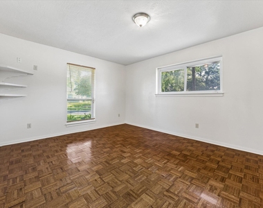 3232 Parkwood Drive - Photo Thumbnail 13