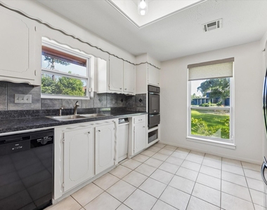 3232 Parkwood Drive - Photo Thumbnail 8