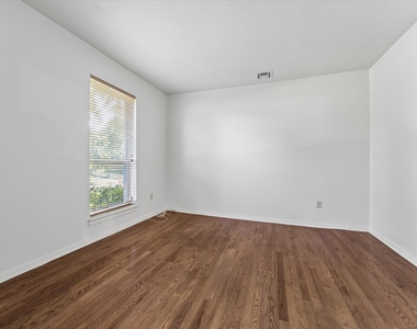 3232 Parkwood Drive - Photo Thumbnail 3