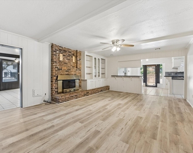 3232 Parkwood Drive - Photo Thumbnail 7