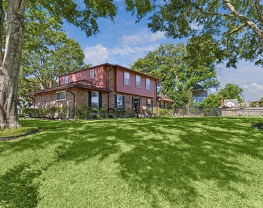 3232 Parkwood Drive - Photo Thumbnail 1