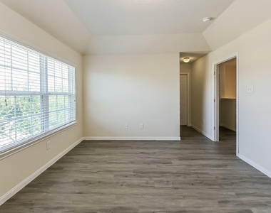 702 North Ella Creek Drive - Photo Thumbnail 8