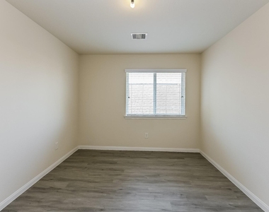 702 North Ella Creek Drive - Photo Thumbnail 6