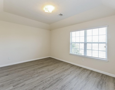 702 North Ella Creek Drive - Photo Thumbnail 5