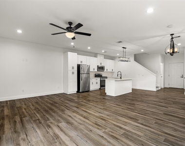 8121 Grandview Street - Photo Thumbnail 4