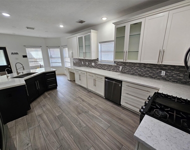 3709 Pinehurst Drive - Photo Thumbnail 7