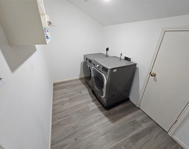 3709 Pinehurst Drive - Photo Thumbnail 35
