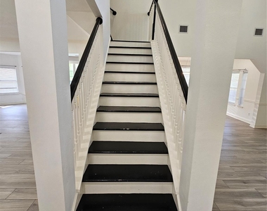 3709 Pinehurst Drive - Photo Thumbnail 12
