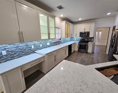 3709 Pinehurst Drive - Photo Thumbnail 8
