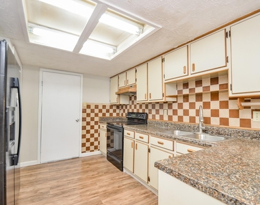 7623 Kite Hill Drive - Photo Thumbnail 9