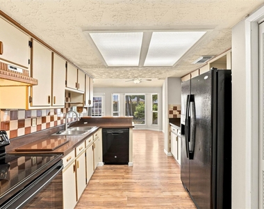 7623 Kite Hill Drive - Photo Thumbnail 12