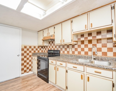7623 Kite Hill Drive - Photo Thumbnail 10