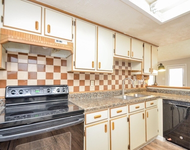 7623 Kite Hill Drive - Photo Thumbnail 12