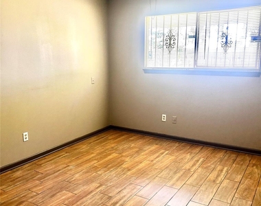 11718 Zarroll Drive - Photo Thumbnail 10