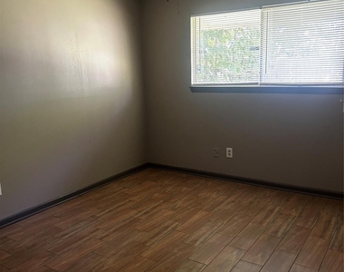 11718 Zarroll Drive - Photo Thumbnail 8