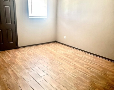11718 Zarroll Drive - Photo Thumbnail 9