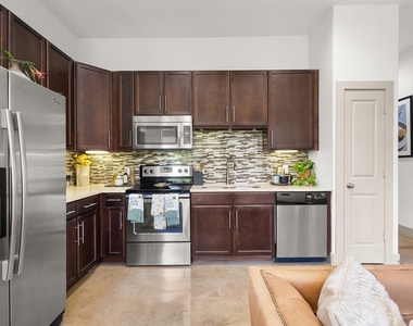 1616 W W Dallas Street - Photo Thumbnail 3
